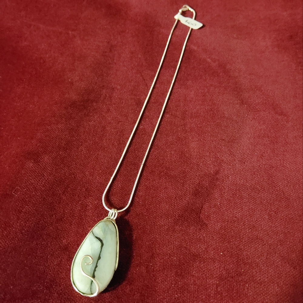 🇨🇦Artisan Pale Green Stone Pendant Sterling Silver Necklace